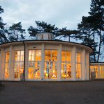 Sanft beleuchtet ist die Rotunde der Timmendorfer Trinkkurhalle: in ihr leuchten die originellen Borowski-Skulpturen und vermitteln märchenhafte Stimmung. © Susanne Dittmann