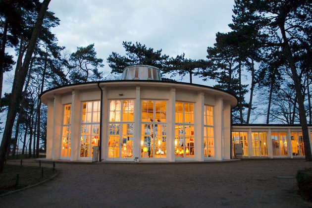 Sanft beleuchtet ist die Rotunde der Timmendorfer Trinkkurhalle: in ihr leuchten die originellen Borowski-Skulpturen und vermitteln märchenhafte Stimmung. © Susanne Dittmann