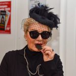 Ein Häppchen schwarzer Leckereien zum Trost: Alle Teilnehmer hatten sich sehr einfallsreich gekleidet. © Susanne Dittmann