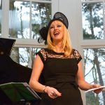 Anja Es hat es geschafft, eine leer stehende Halle zu einem KUNSTvollen Ort zu machen. Hier hält sie ihre Abschiedsrede. © Susanne Dittmann