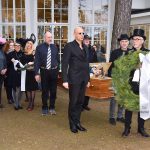 Der Sarg ist gefüllt mit Gemälden, der Kranz wird in Kürze niedergelegt: Trauerfeier für die Kunst vor der Timmendorfer Trinkkurhalle. © Susanne Dittmann