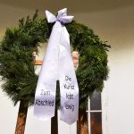 <span class="dquo">„</span>Die KUNST lebt ewig“ steht auf den Trauerkranz. Die Galerie Anja Es wird in der Travemünder Alten Vogtei wieder auferstehen. © Susanne Dittmann
