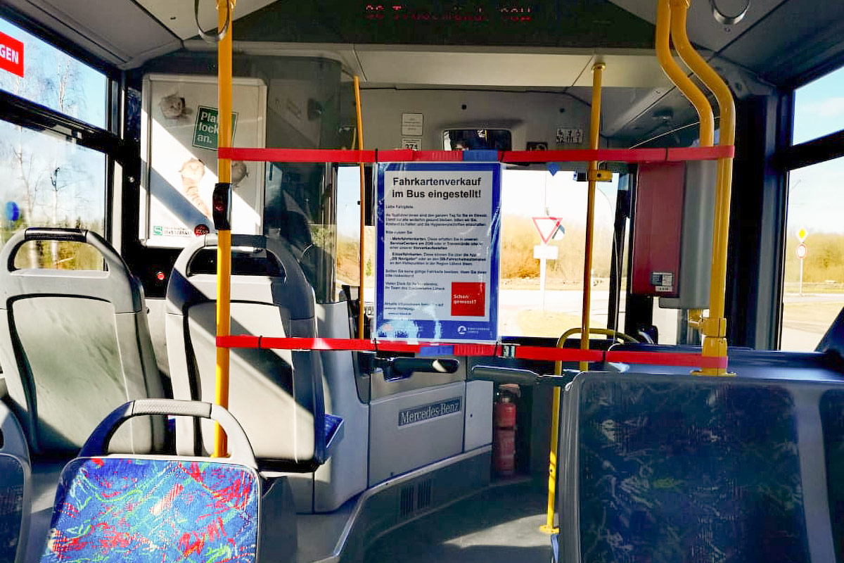 Schutzmaßnahmen auch in öffentlichen Verkehrsmitteln: in den Bussen werden die Fahrer durch den veränderten Zutritt durch die hintere Tür geschützt. © Nicole Rankovic