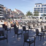Auf dem menschenleeren Seebrückenvorplatz sollen leere Stühle auf die Situation der Restaurants aufmerksam machen. Foto: KG