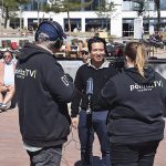 Tung Truong, der Geschäftsführer des Grande Beach Café Scharbeutz, gibt ein Interview bei Pönitz TV. Foto: KG