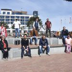 Entspannt und geduldig auf dem Seebrücken-Vorplatz: Scharbeutzer Gastronomen, Hoteliers, Ferienwohnungsvermieter und Strandkorbvermieter, die sich in Scharbeutz an der Aktion „Leere Stühle“ beteiligt haben. Foto: KG