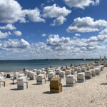Ein schönes Bild: Der Strand, das Meer, Schönwetterwolken… und die ersten Urlauber sind auch schon eingetroffen. Timmendorfer Strand und Scharbeutz sind als Gastgeber gut gerüstet, um Sicherheit und Komfort zugleich zu bieten. Foto: Rotraud Schwarz
