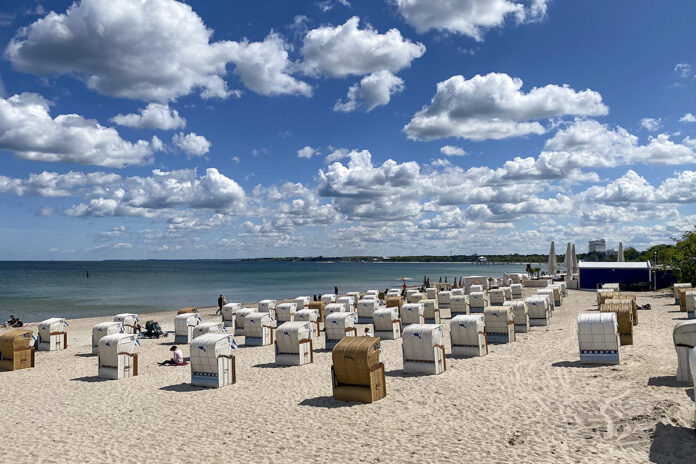 Ein schönes Bild: Der Strand, das Meer, Schönwetterwolken... und die ersten Urlauber sind auch schon eingetroffen. Timmendorfer Strand und Scharbeutz sind als Gastgeber gut gerüstet, um Sicherheit und Komfort zugleich zu bieten. Foto: Rotraud Schwarz