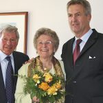 Gratulation zur Goldenen Hochzeit: Helga und Carlos Schütt mit Bürgermeister Volker Popp