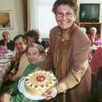 Vor langer Zeit im Strohdachhaus: Senioren-Party zum 18. Jubiläum des Seniorentreffs.