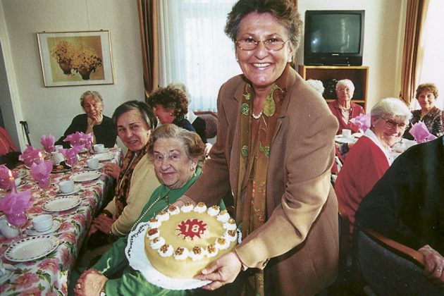 Vor langer Zeit im Strohdachhaus: Senioren-Party zum 18. Jubiläum des Seniorentreffs.