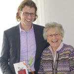 Gut gelaunt im Seniorentreff: Bürgermeister Robert Wagner besuchte Helga Schütt und ihre Barockteenager im vergangenen Sommer.