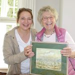 Ein Gemälde zur Erinnerung: Ex-Bürgermeisterin Hatice Kara war dem Seniorentreff immer sehr verbunden und kam zum Abschied noch mal zu Besuch.