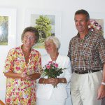 Erinnerung an das Jahr 2003: Ein Sträußchen in Ehren von Bürgermeister Volker Popp und Helga Schütt (li) für die Gerda Kersten, Witwe des verstorbenen Künstlers Gerhard Kersten, bei einer Erinnerungs-Ausstellung.