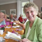 Alle beim Senioren-Kaffee: Helga Schütt lud jeden Dienstagnachmittag ein zum Treffen, Schnacken, Kuchen essen im Strohdachhaus.