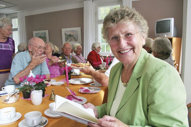 Alle beim Senioren-Kaffee: Helga Schütt lud jeden Dienstagnachmittag ein zum Treffen, Schnacken, Kuchen essen im Strohdachhaus.