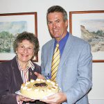 Eine Torte zum Geburtstag für Helga Schütt von Bürgermeister Volker Popp, der 2012 verstarb.