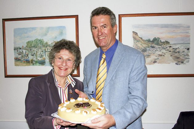 Eine Torte zum Geburtstag für Helga Schütt von Bürgermeister Volker Popp, der 2012 verstarb.