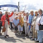 Kurz vor der Schiffstour: Senioren auf Reisen mit ihrer Schirmherrin Helga Schütt (Mitte)