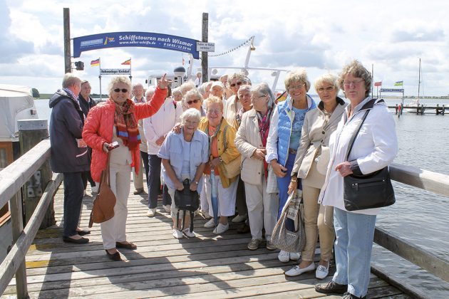 Kurz vor der Schiffstour: Senioren auf Reisen mit ihrer Schirmherrin Helga Schütt (Mitte)