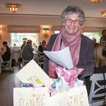 <span class="dquo">„</span>Lieber gemeinsam als einsam“ lautet das Motto vom Seniorentreff: Helga Schütt leitete die Einrichtung mehr als 37 Jahre. Hier nimmt sie beim Jubiläumsfest im Fuchsbau Geschenke entgegen.
