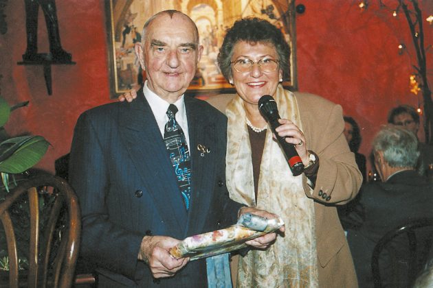 Einer der ältesten Seniorentreff-Besucher wurde von Helga Schütt zum Geburtstag geehrt.