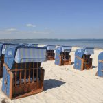 In leuchtendem Meerblau laden die Strandkörbe dazu ein, die Ostsee, die Ruhe, die Luft zu genießen. Foto: Susanne Dittmann