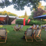 <span class="dquo">„</span>Musik im Strandkorb“ - hier in Klingberg am See: Beliebte Künstler der Region spielen ihre typischen Sounds für das Publikum am Strand und auf dem Land