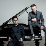 Konstantin Reinfeld und Benyamin Nuss sin die „Zwei musikalischen Globetrotter“ in der Timmendorfer Trinkkurhalle