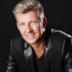 Sänger und Songwriter Volker Dymel begeistert das Publikum mit seinem einzigartigen Musikprogramm