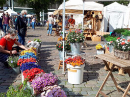 Kunsthandwerk in historischem Ambiente: „Handgemacht“ in Lübeck Mit Abstand der schönste Spätsommer-Markt: "Handgemacht" auf dem Lübecker Marktplatz