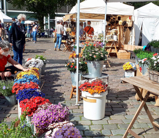 Kunsthandwerk in historischem Ambiente: „Handgemacht“ in Lübeck Mit Abstand der schönste Spätsommer-Markt: "Handgemacht" auf dem Lübecker Marktplatz