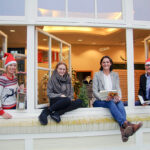 Gute Idee des TSNT: In der Vorweihnachtszeit wurde am alten Rathaus täglich „ein Türchen“ geöffnet, und dort spielte das Programm für die Gäste vor dem Haus