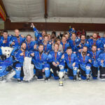 Gerade noch rechtzeitig hat die Timmendorfer Eishockeymannschaft einen Sieg geholt. Kurz danach blieb die Eisfläche wegen Corona leer.