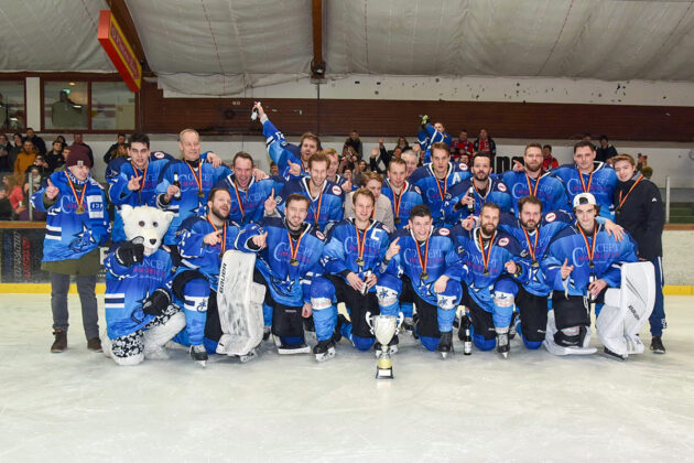 Gerade noch rechtzeitig hat die Timmendorfer Eishockeymannschaft einen Sieg geholt. Kurz danach blieb die Eisfläche wegen Corona leer.