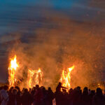 Leuchtendes Feuer beim Fackelfest in Niendorf: Zum Jahresbeginn durfte man noch „ganz normal“ feiern.