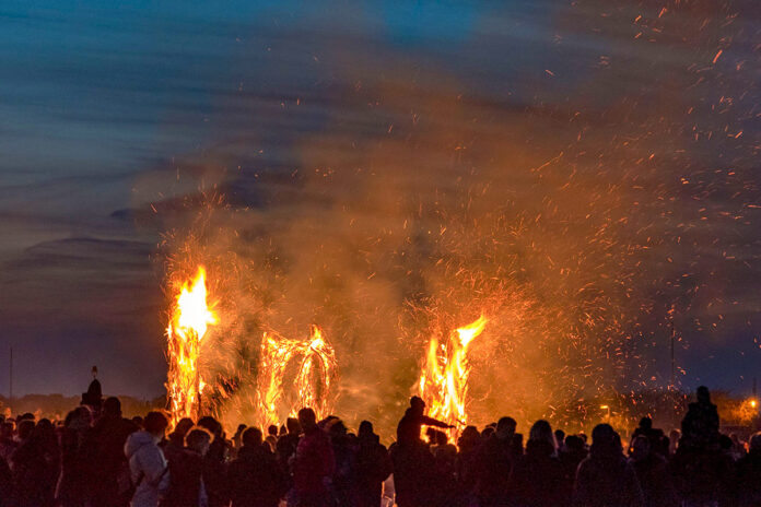 Leuchtendes Feuer beim Fackelfest in Niendorf: Zum Jahresbeginn durfte man noch 