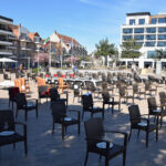 Der Lockdown läuft, die Restaurants sind geschlossen. Örtliche Gastronomen protestieren in Scharbeutz mit einer stummen Demo der leeren Stühle