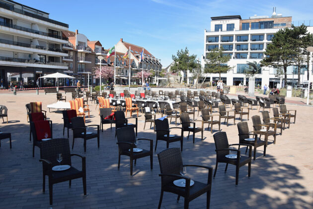 Der Lockdown läuft, die Restaurants sind geschlossen. Örtliche Gastronomen protestieren in Scharbeutz mit einer stummen Demo der leeren Stühle