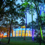 Für bessere Stimmung: Farbenrohes Lichtermeer rund um die Timmendorfer Trinkkurhalle