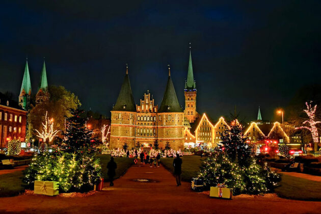 Weihnachtsstimmung ohne Trubel: Lübeck leuchtet in schönsten Farbkaskaden