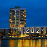 Ein Lichtblick in bessere Zeiten: Das A-ja-Hotel in Travemünde, beleuchtet mit den Ziffern des Jahres