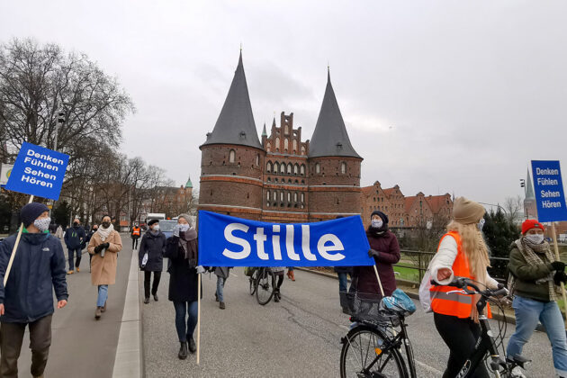 Sie sind besonders vom Lockdown betroffen: die Künstler der Region protestieren in Lübeck