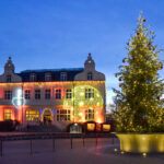 Auch zu Weihnachtsn blieb es ziemlich still: Das Timmendorfer Rathaus, festlich beleuchtet, ganz ohne den üblichen Weihnachtsmarkt