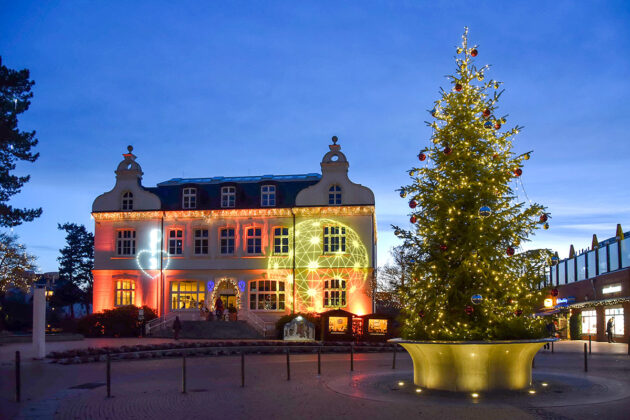 Auch zu Weihnachtsn blieb es ziemlich still: Das Timmendorfer Rathaus, festlich beleuchtet, ganz ohne den üblichen Weihnachtsmarkt