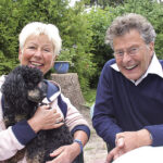 Erinnerung an Klaus Troemer - hier mit Helga Wahrlich in ihrem Niendorfer Garten. Im Dezember ist der Schauspieler verstorben.