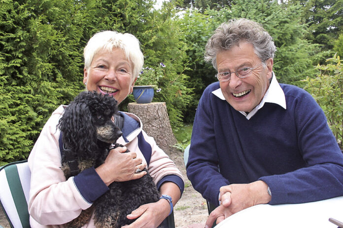 Erinnerung an Klaus Troemer - hier mit Helga Wahrlich in ihrem Niendorfer Garten. Im Dezember ist der Schauspieler verstorben.