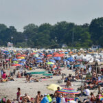 Trotz Strandampel und Kontrolle wurde es hier manchmal eng: Sommerwetter und Fülle am Strand