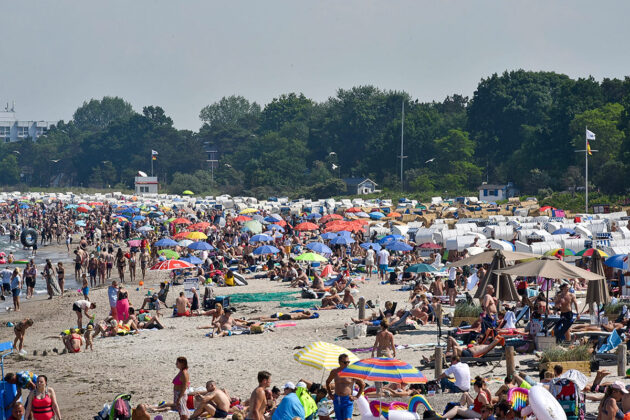 Trotz Strandampel und Kontrolle wurde es hier manchmal eng: Sommerwetter und Fülle am Strand