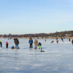 Eis, Eis, Baby! Die Kids sind glücklich, die Eltern freuen sich, dass man auf dem Eis so toll toben und glitschen kann.